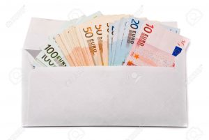 7605582-Banconote-in-euro-in-busta-isolato-su-uno-sfondo-bianco-Archivio-Fotografico